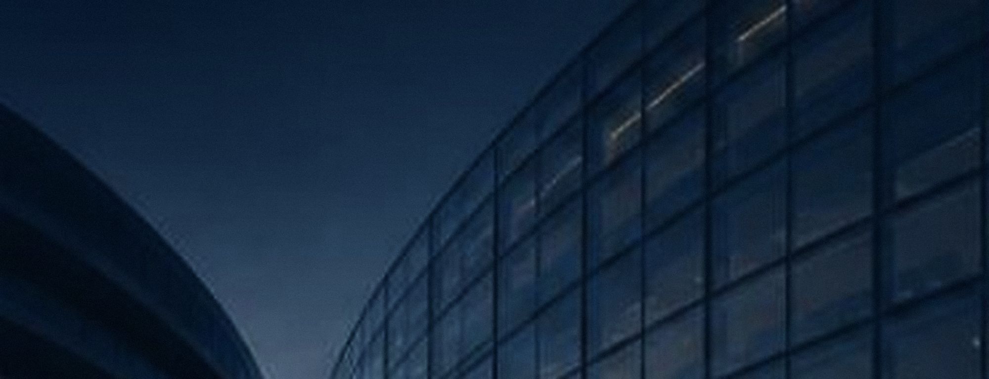 Arquitectura corporativa contemporánea en tonos sobrios